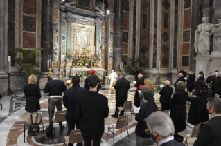 Papa Francesco prega il Rosario per l'umanità ferita
