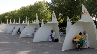 Los "100 pesebres del Vaticano" al aire libre entre las columnas de Bernini