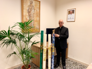 Donati a S.E. Mons. Rino Fisichella alcuni ceri pasquali Donati a S.E. Mons. Rino Fisichella alcuni ceri pasquali