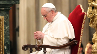 Il Papa: siamo in emergenza, preghiamo insieme il Rosario Il Papa: siamo in emergenza, preghiamo insieme il Rosario