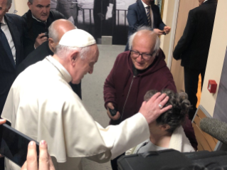 Mercy Friday: the Pope visits the Emanuele Village, residence for people with Alzheimer’s