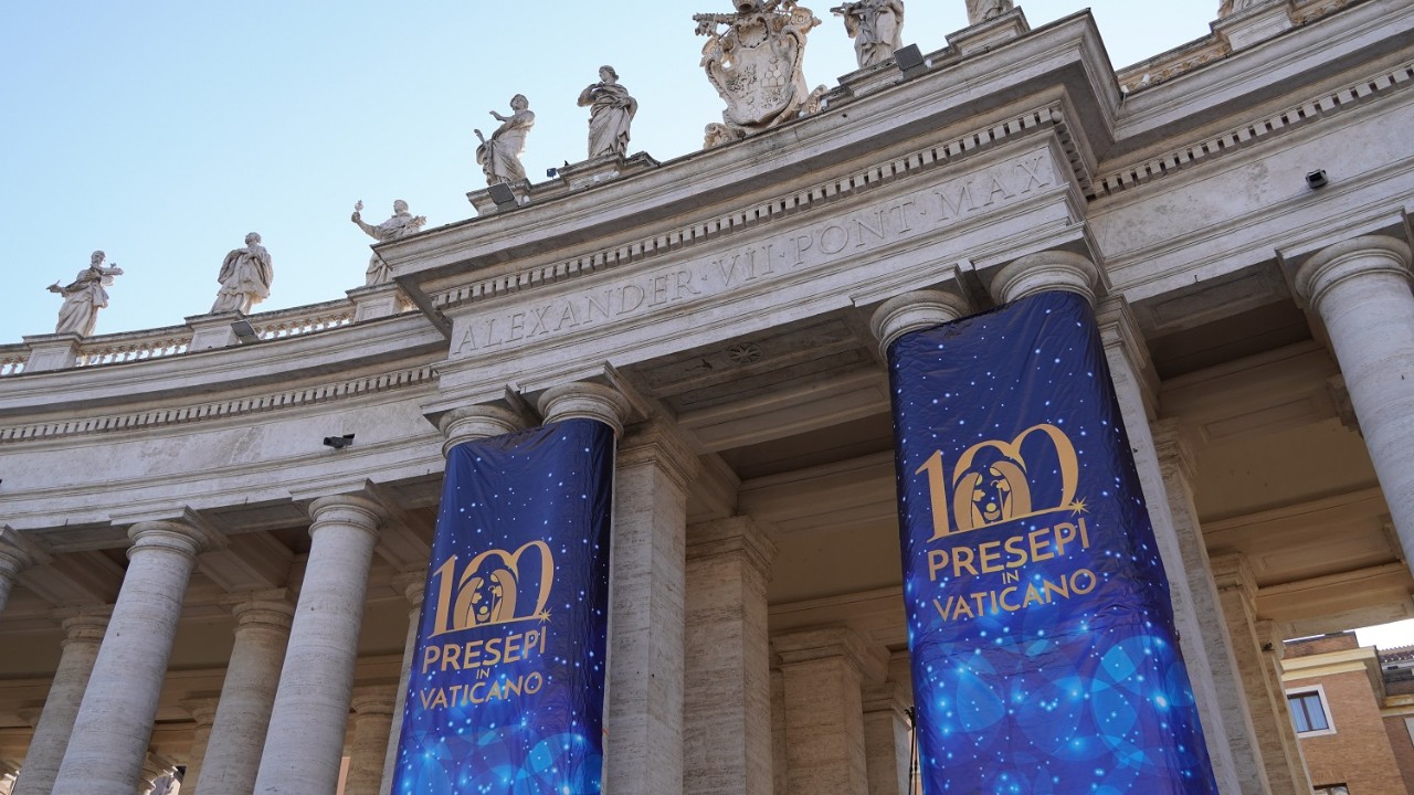 Ingresso mostra “100 Presepi in Vaticano” con alcuni visitatori