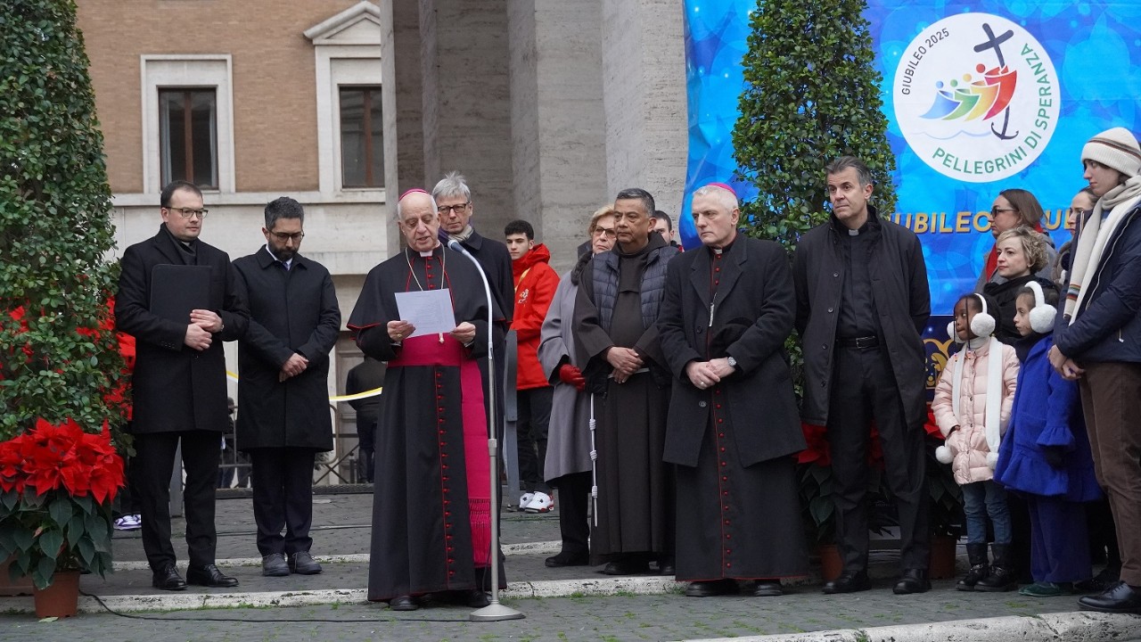 Ingresso mostra “100 Presepi in Vaticano” con alcuni visitatori