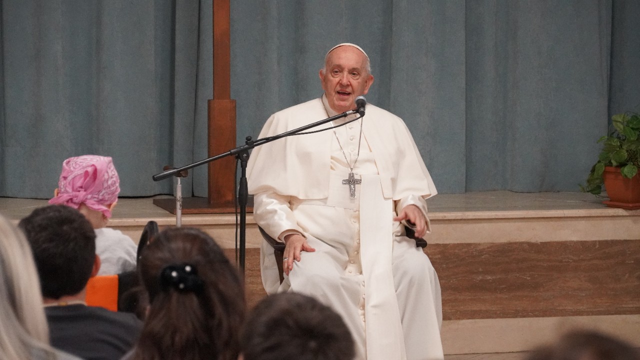 Papa Francesco fa catechismo con i bimbi della parrocchia di San Giovanni Maria Vianney a Roma